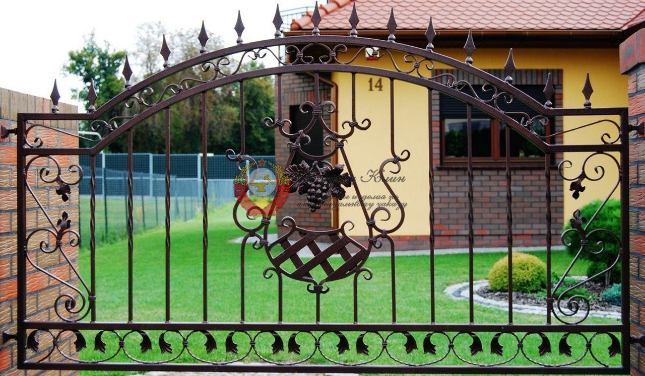 Забор кованый с гербом