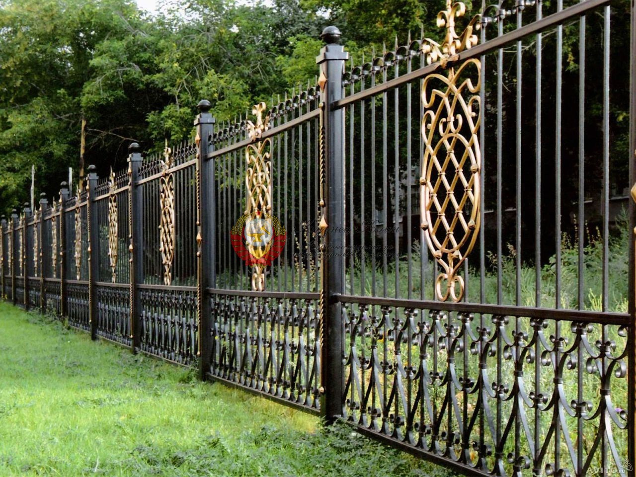 Забор кованый с латунью