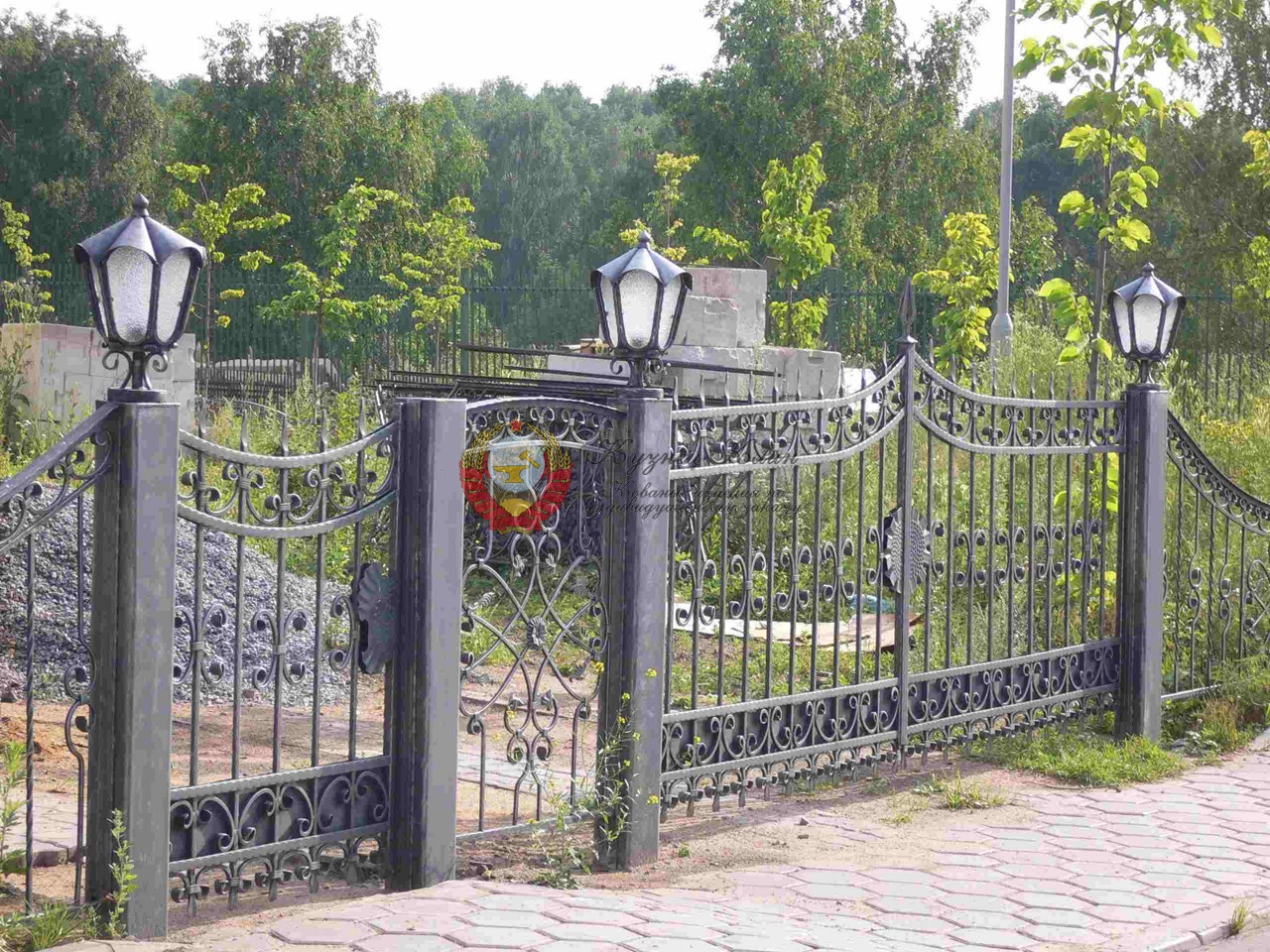 Кованые ворота с калиткой и фонарями