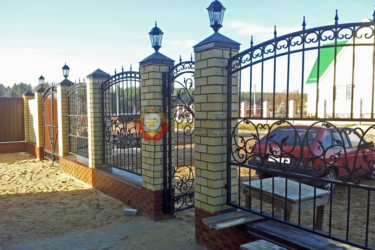 Кованый забор с классическими арками