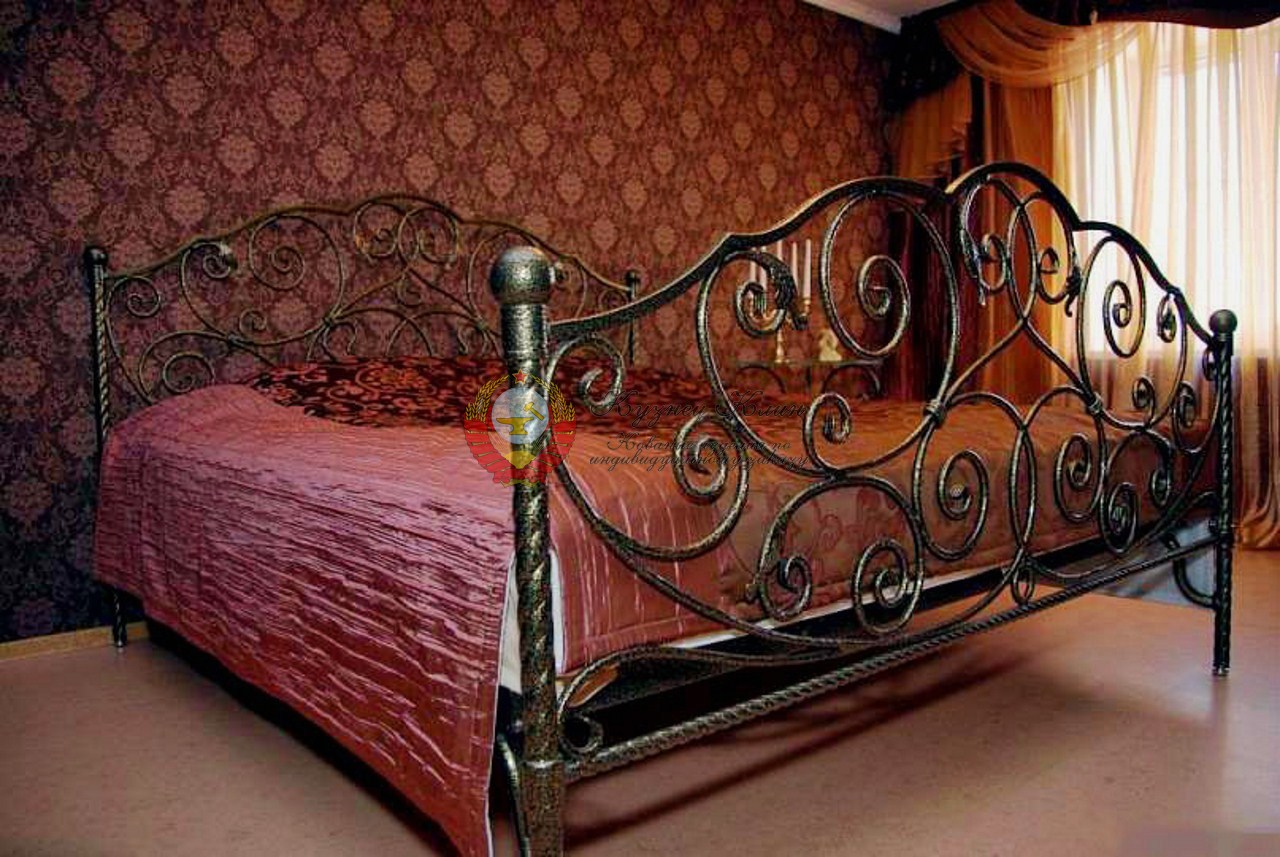 Кованая кровать с винтовыми ножками