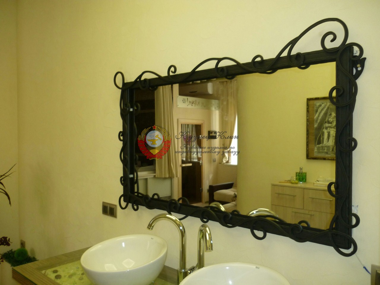 Кованое зеркало в ванную