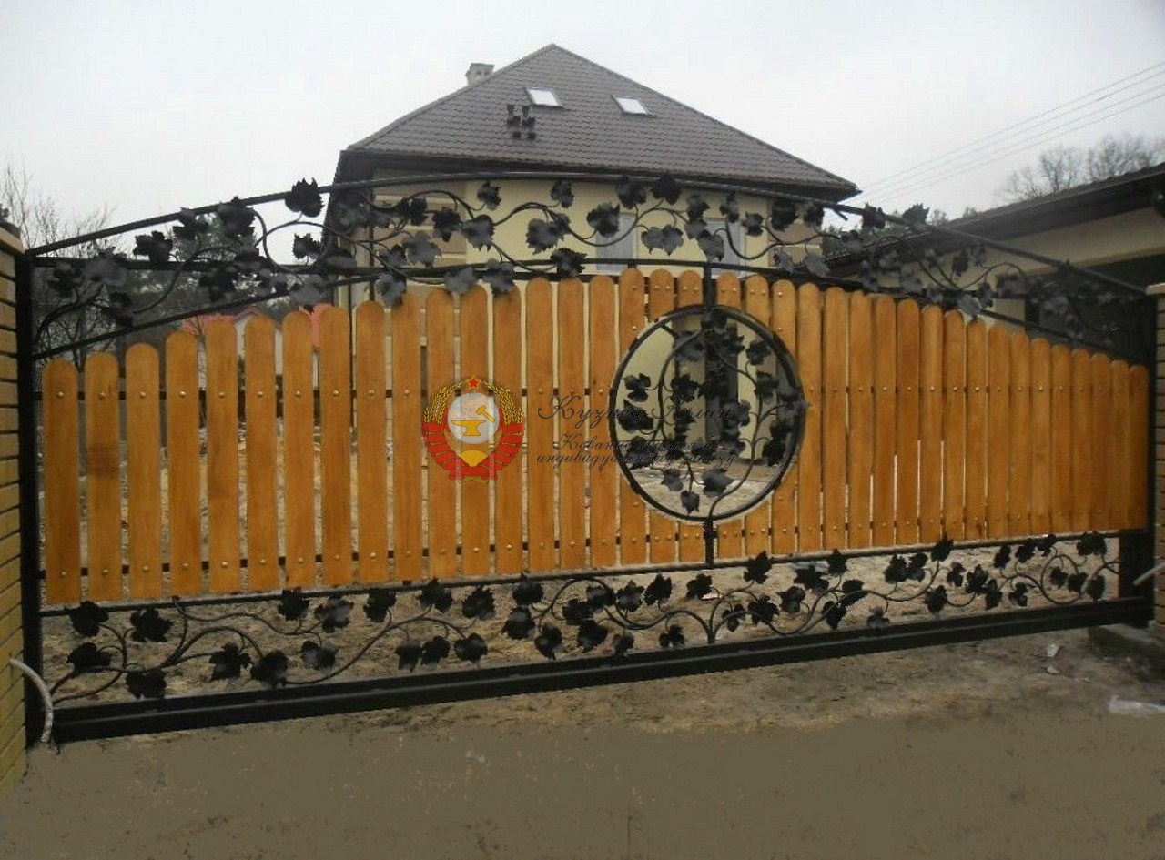Кованые ворота откатные с деревянной вставкой
