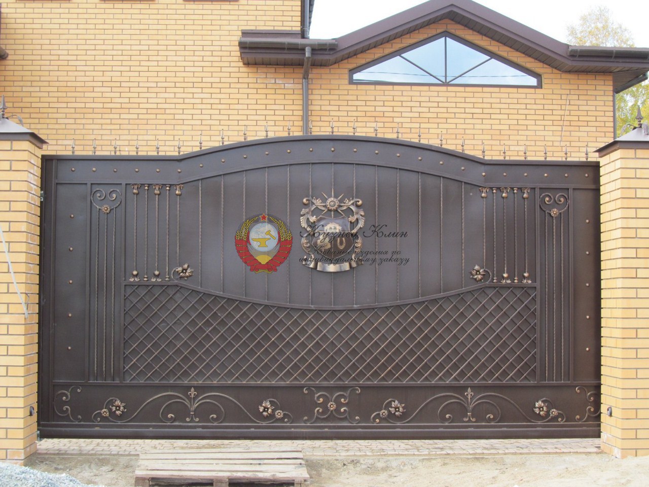 Кованые откатные ворота с гербом
