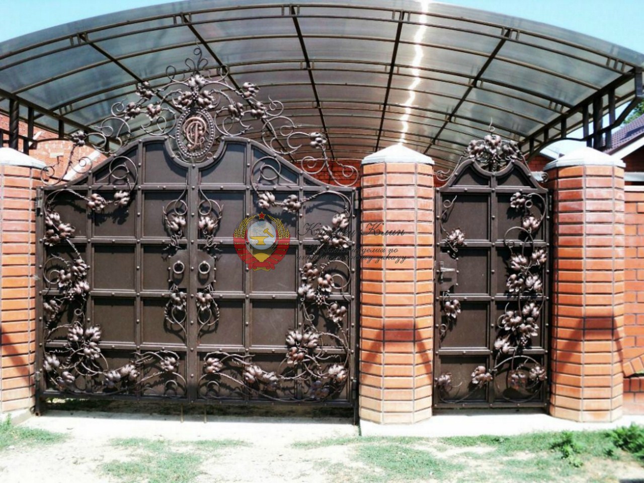 Кованая калитка с воротами и гербом