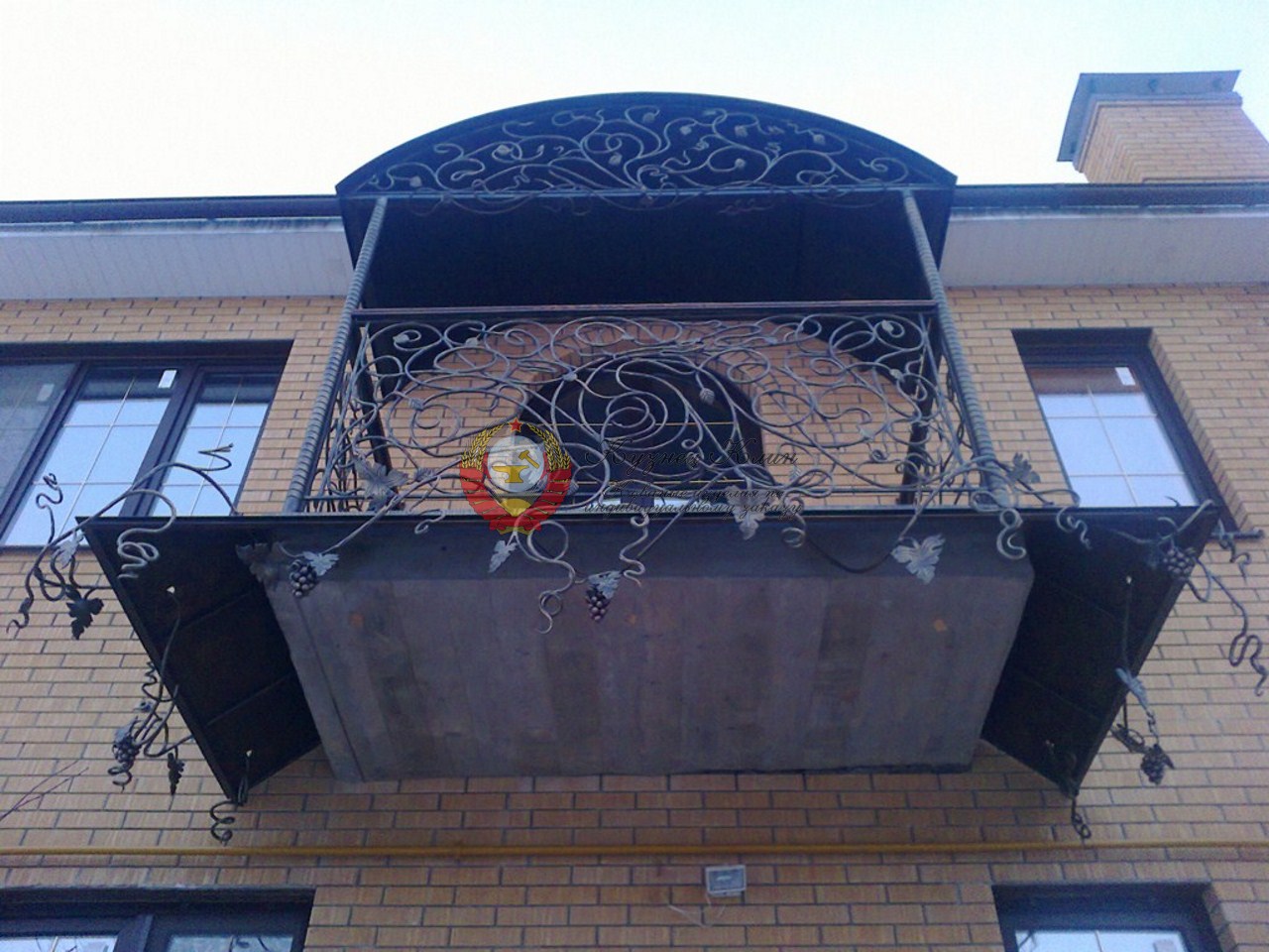 Кованый козырек на балконе