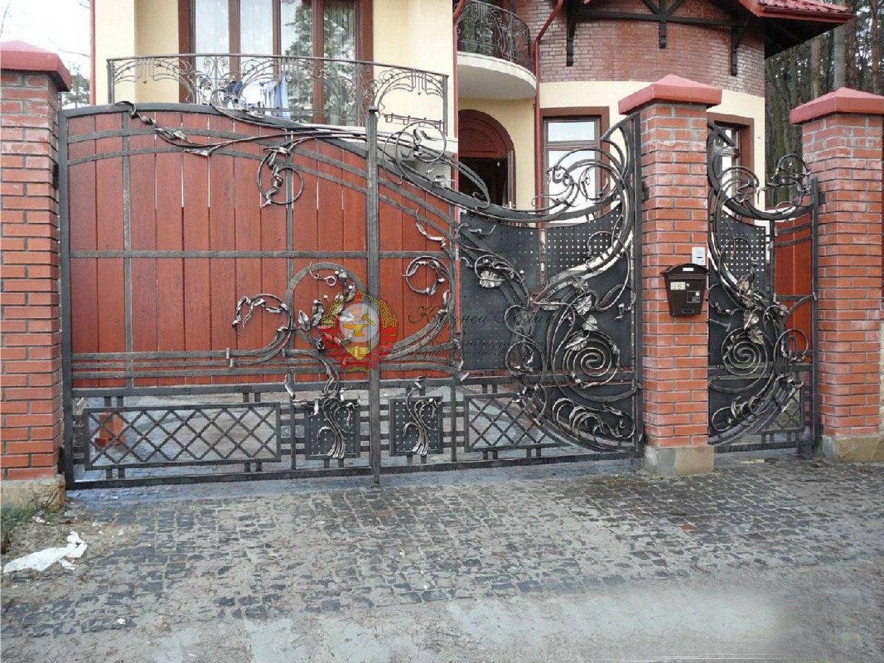 Кованые ворота с деревяной вставкой