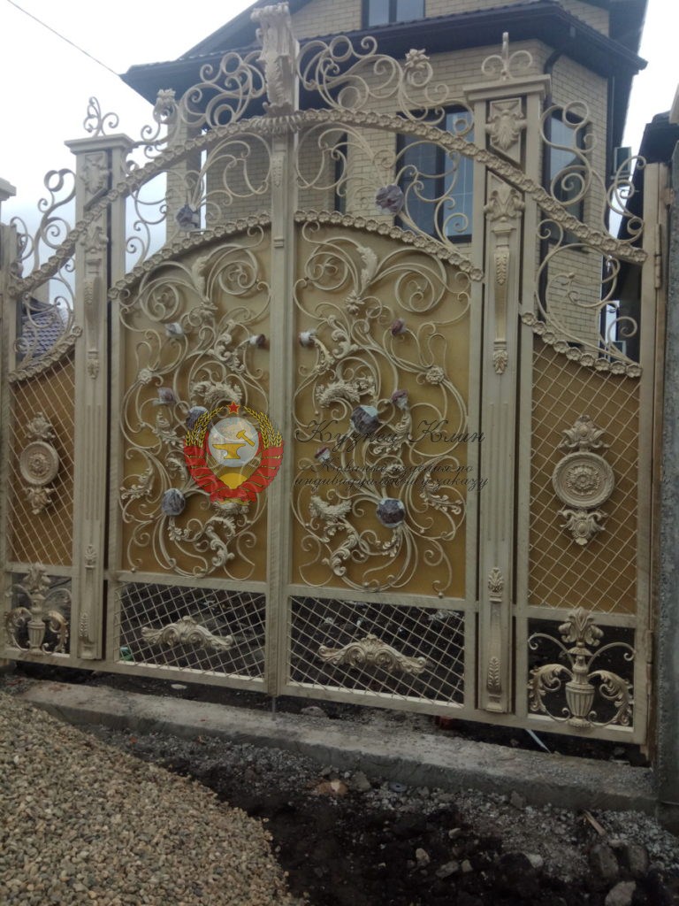 Кованые ворота с разными цветами