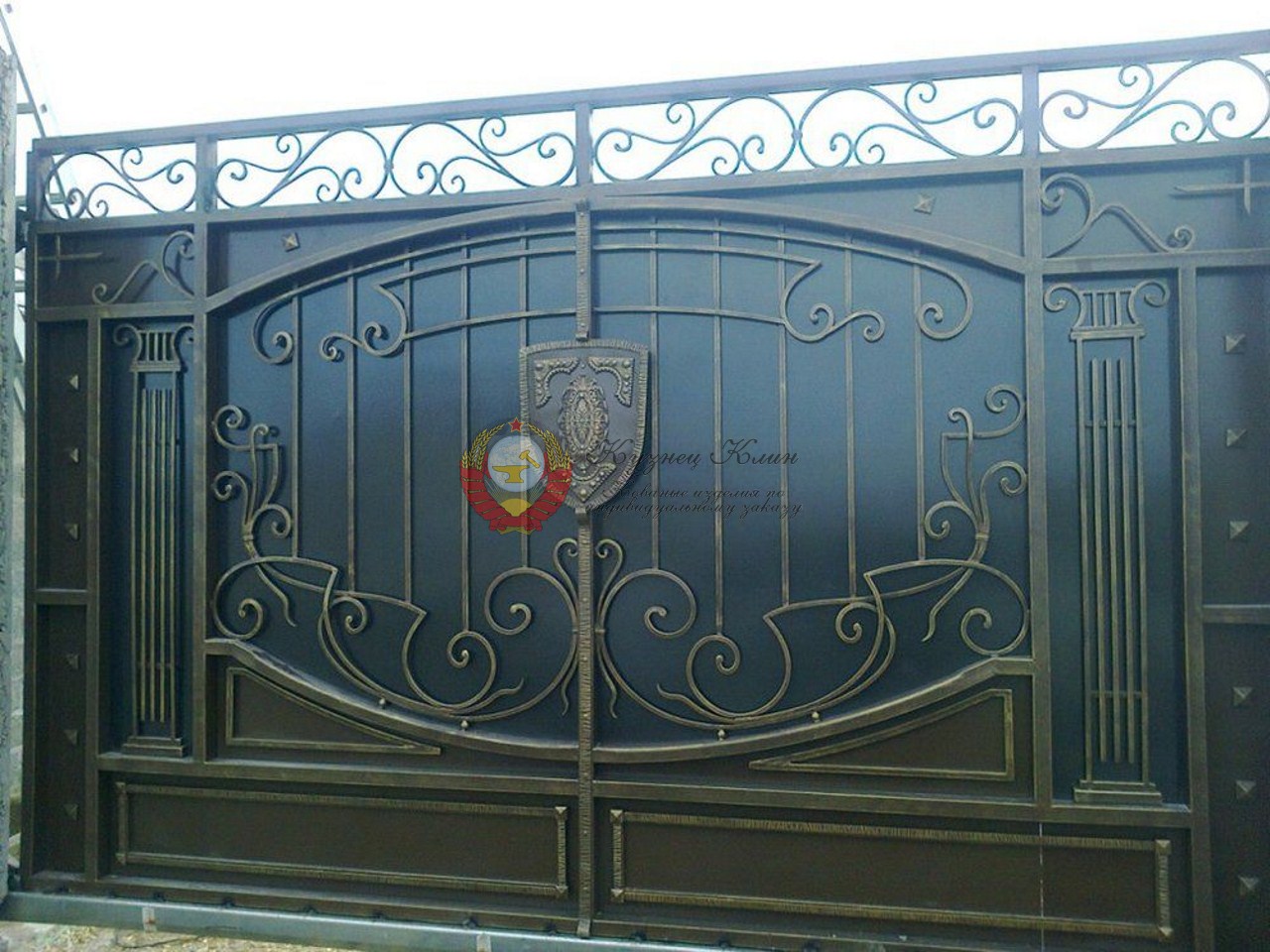 Кованые откатные ворота со щитом