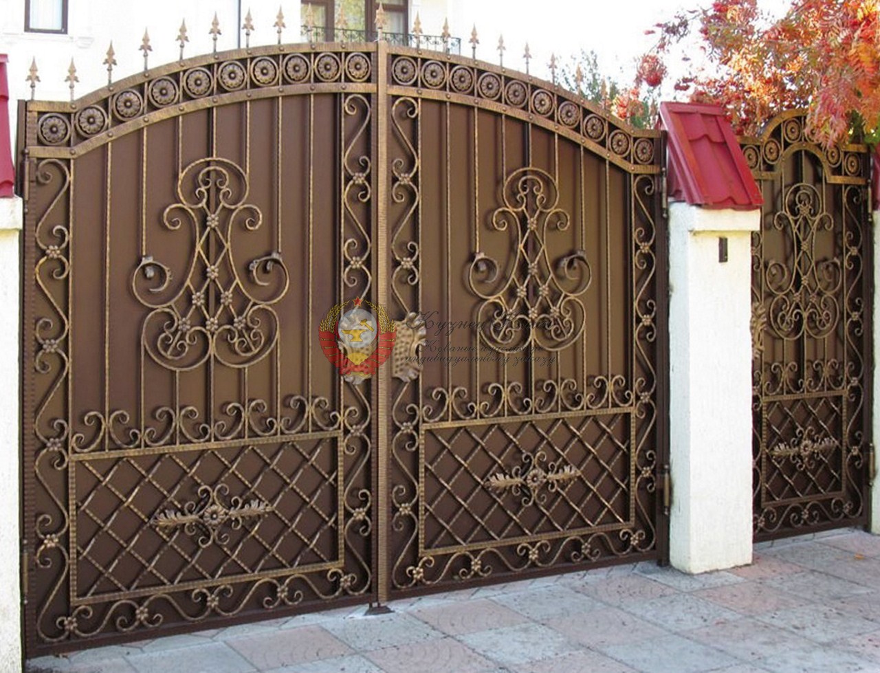 Кованые ворота закрытые с накладным рисунком