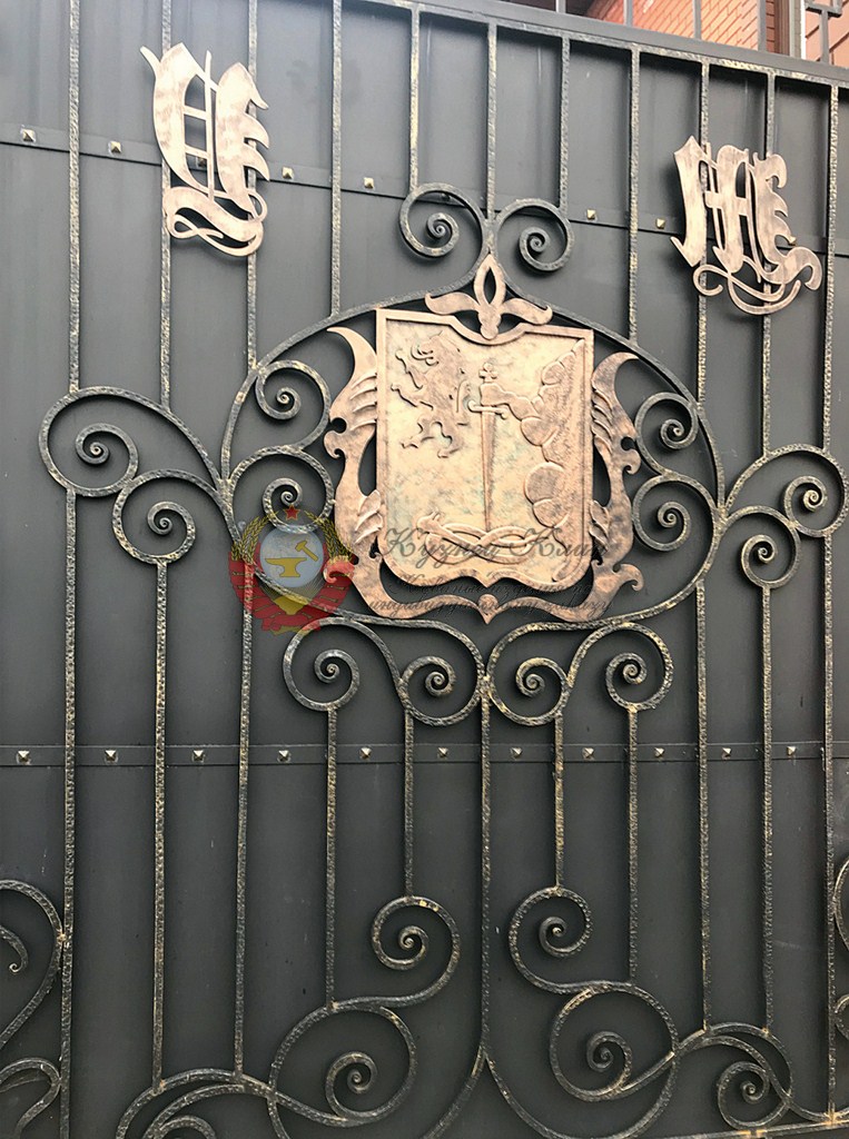 Кованые ворота с фамильным гербом