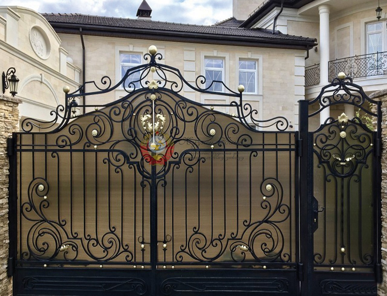 Кованые ворота с бронзовым стеклом