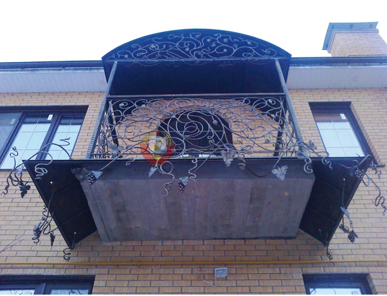 Кованый козырек с балконом