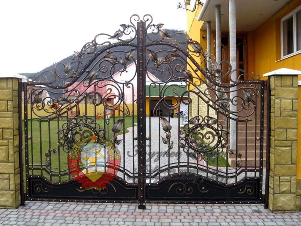 Кованые ворота с гербом