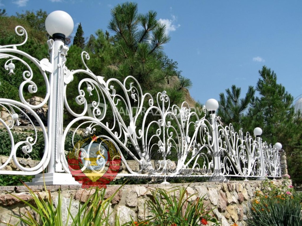 Кованый забор декоротивный с фонарями