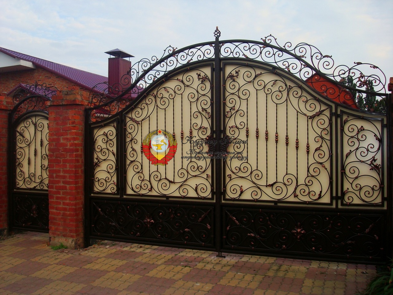 Ворота кованые с белым листом