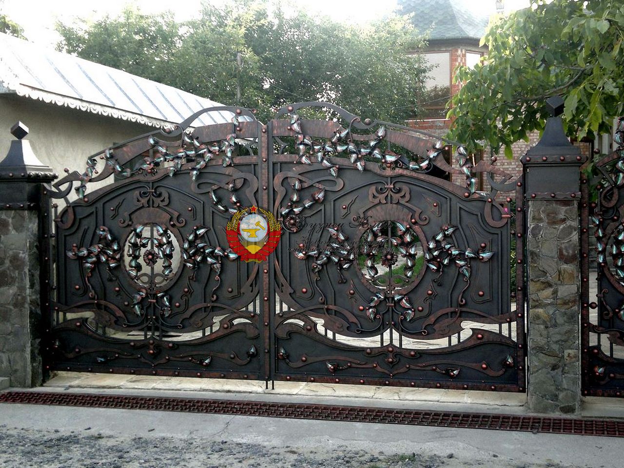Кованые ворота и калитка цветок