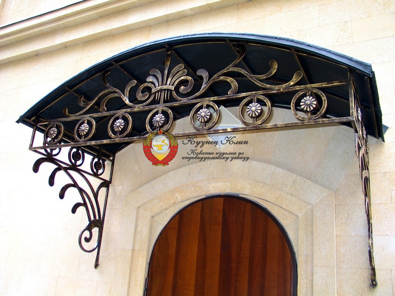 Кованый козырек с арочной дверью