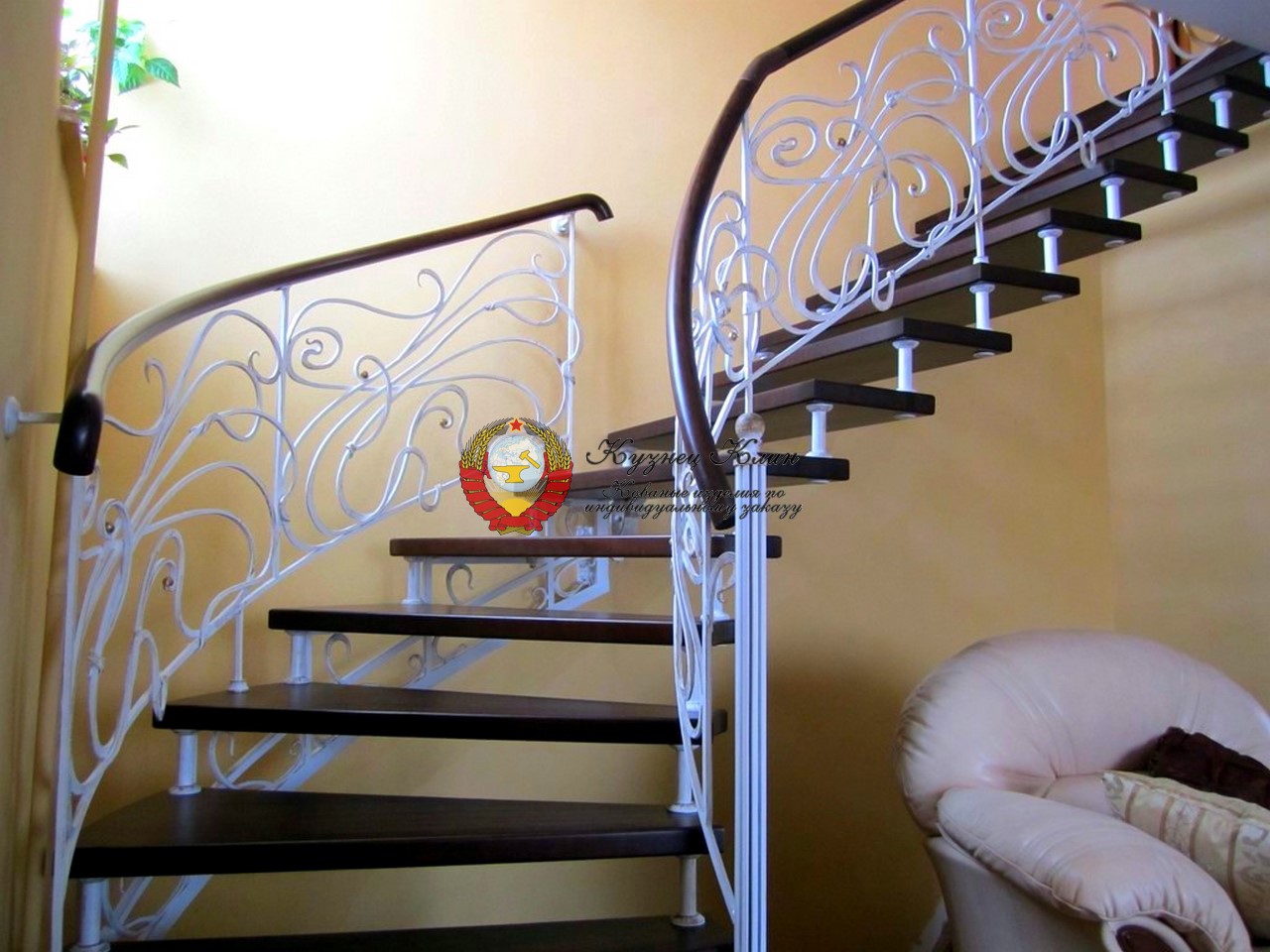 Кованая лестница с белыми перилами