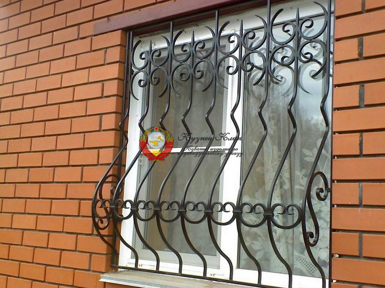 Кованая решетка на окно в дом