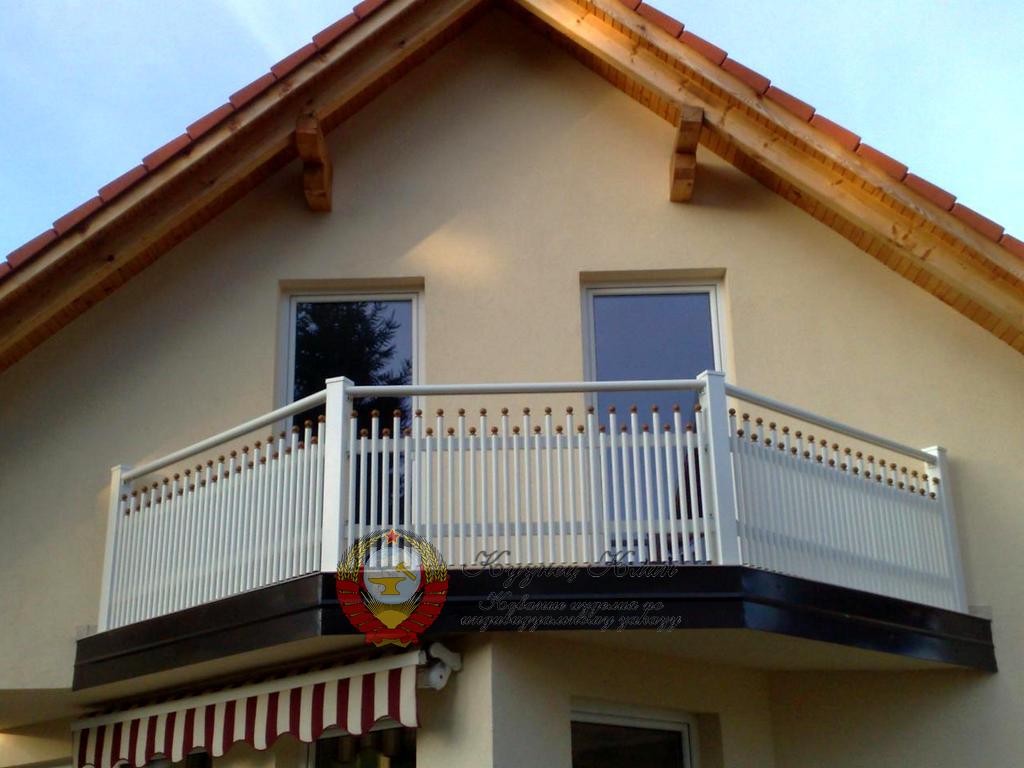Кованый балкон белого цвета