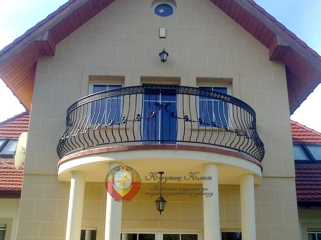 Кованый балкон над входом