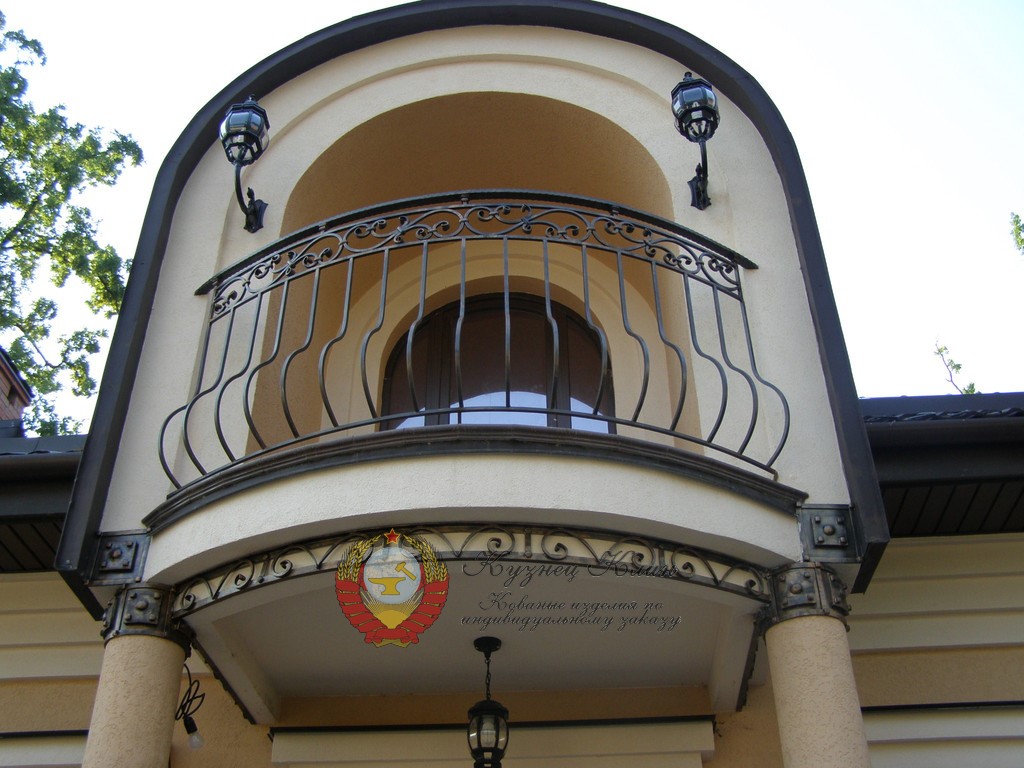 Кованый балкон с фонарями