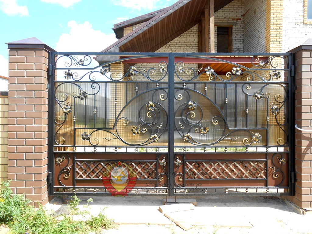 Кованые ворота с прозрачным поликарбонатом
