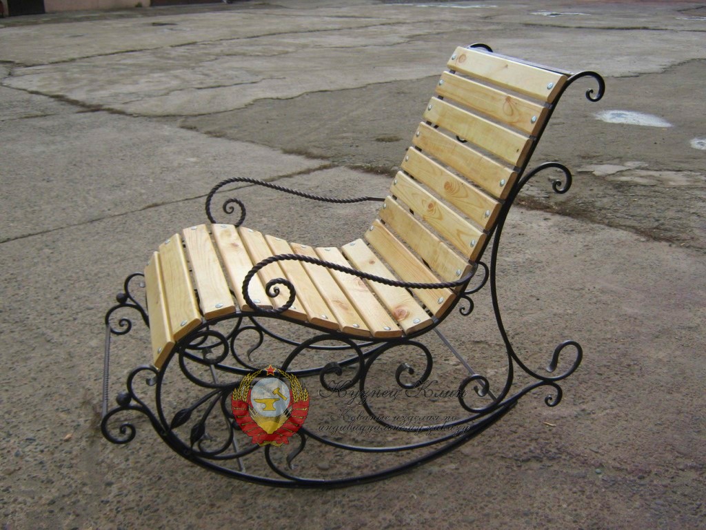 Кованая кресло качалка с подлокотником