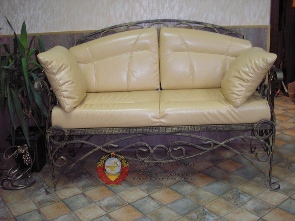 Кованый диван с кожаными подушками