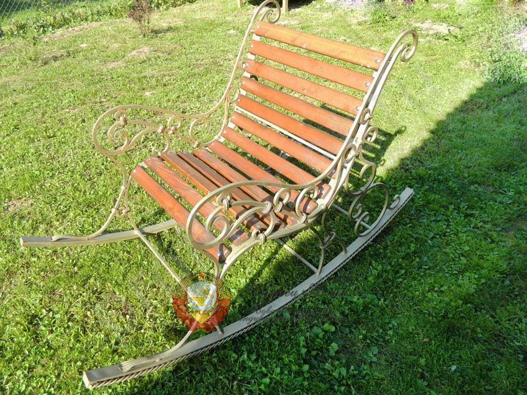 Кресло качалка кованая садовая