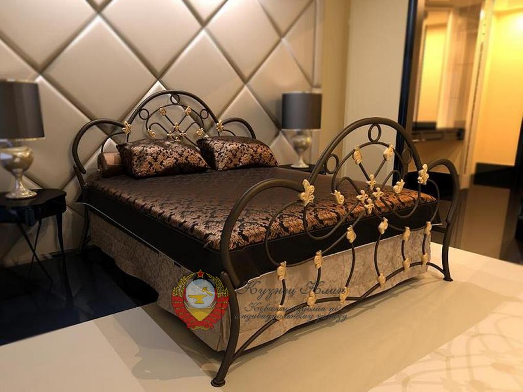 Кованая кровать с латунными вставками
