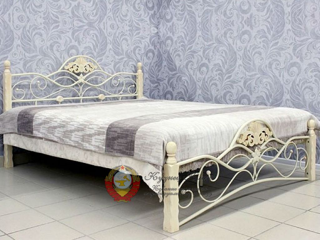 Кованая кровать с низкими столбами