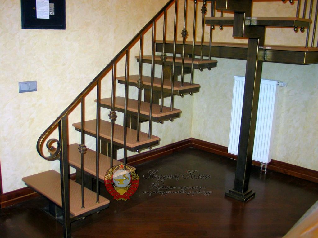 Кованая лестница с опором на ступени