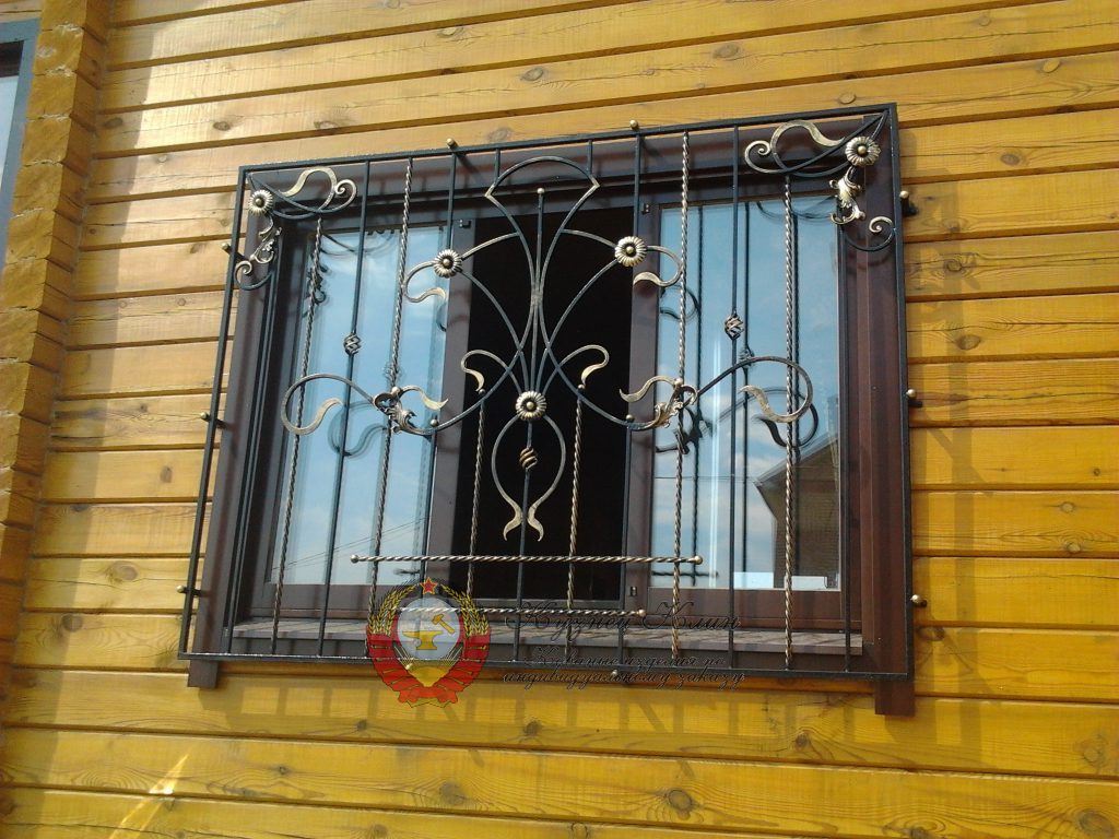 Кованая решетка накладная в деревянный дом