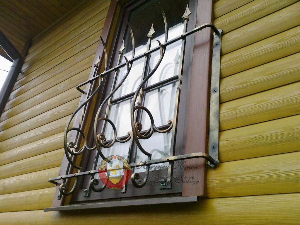 Кованая решетка с крепежом в каркасный дом