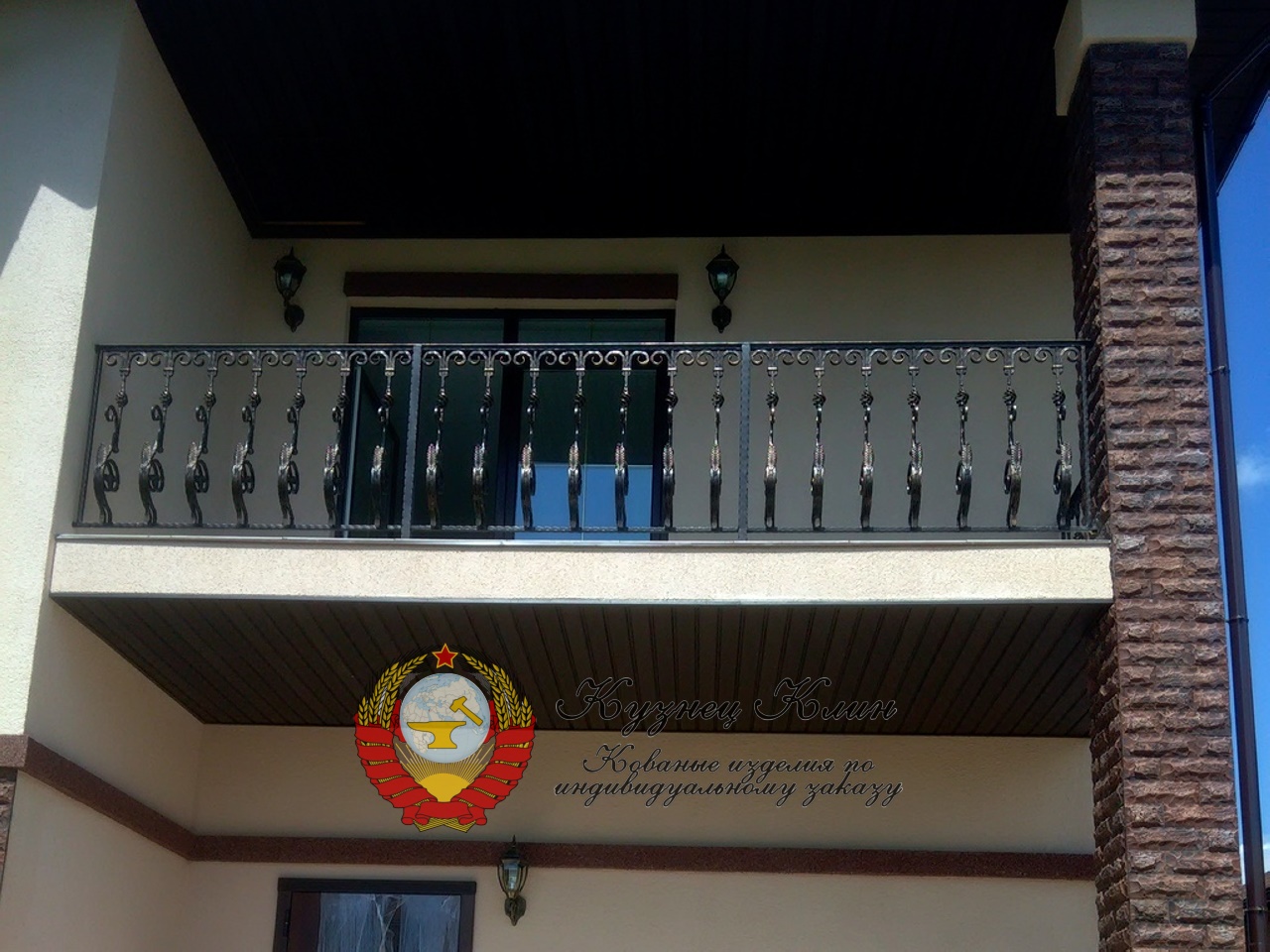 Ограждение балкона с коваными балясинами