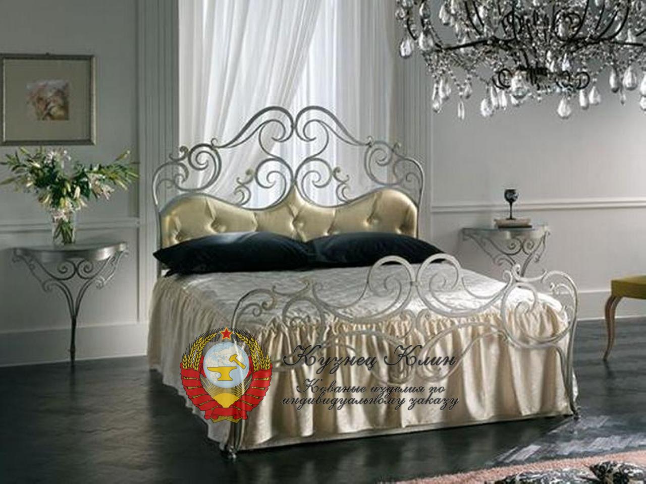 Кованая кровать с мягким изголовьем 140х200
