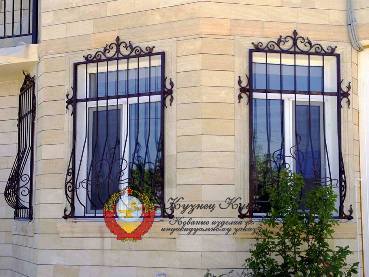 Кованые решетки с украшением фасада