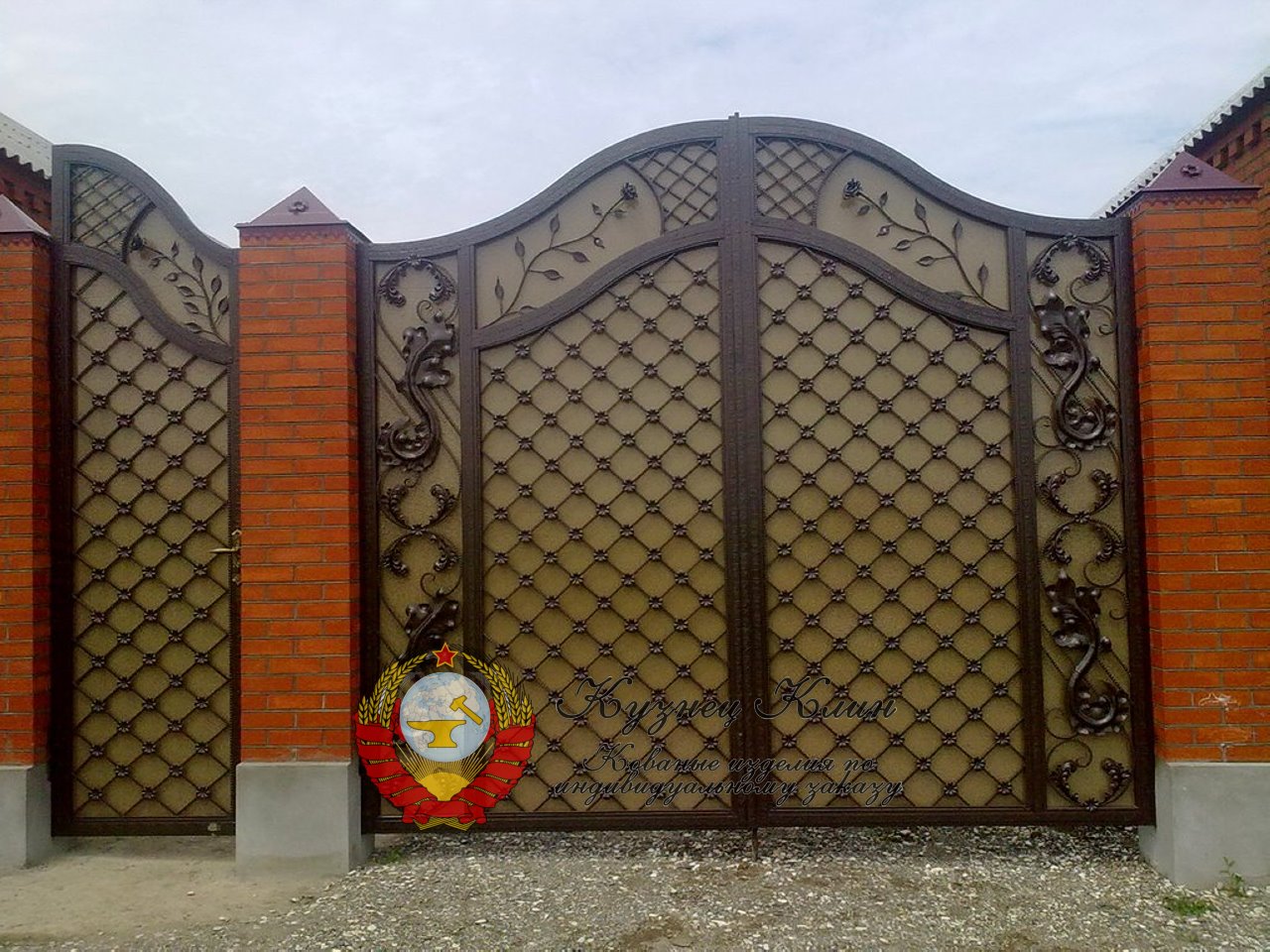Кованые ворота глухие с цветным листом