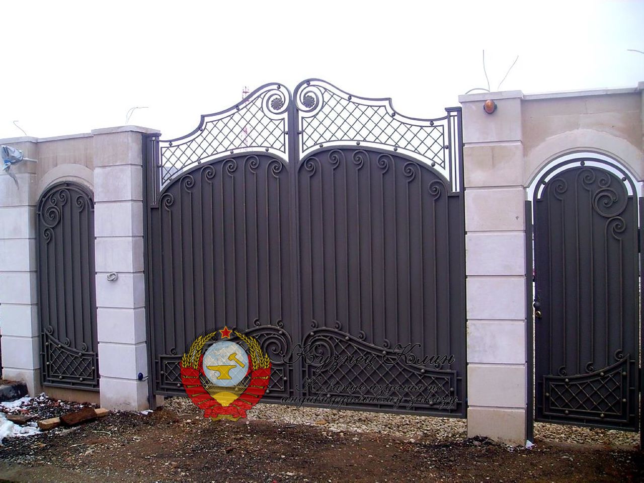 Кованые ворота с двумя калитками