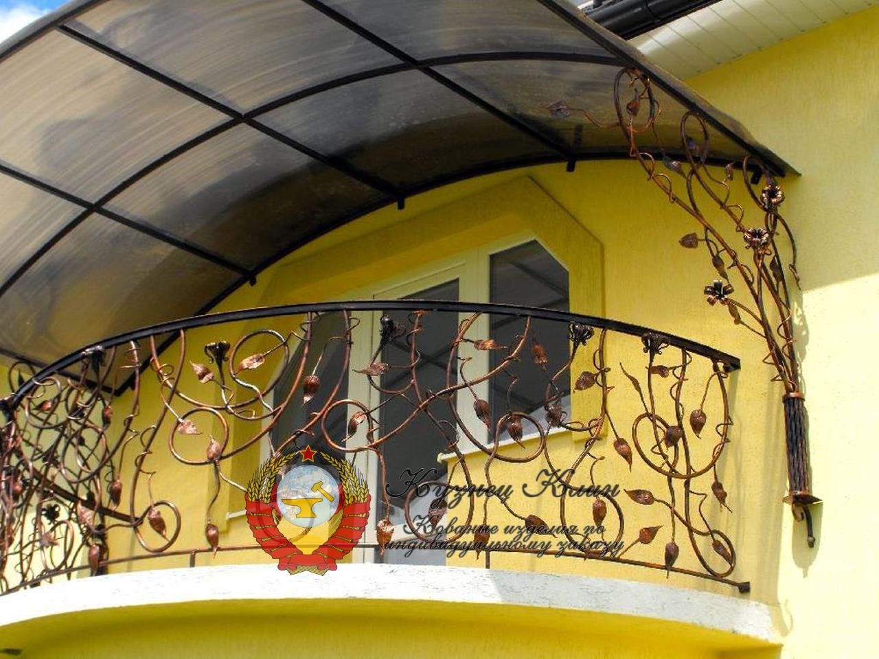 Кованый балкон арочный с навесом