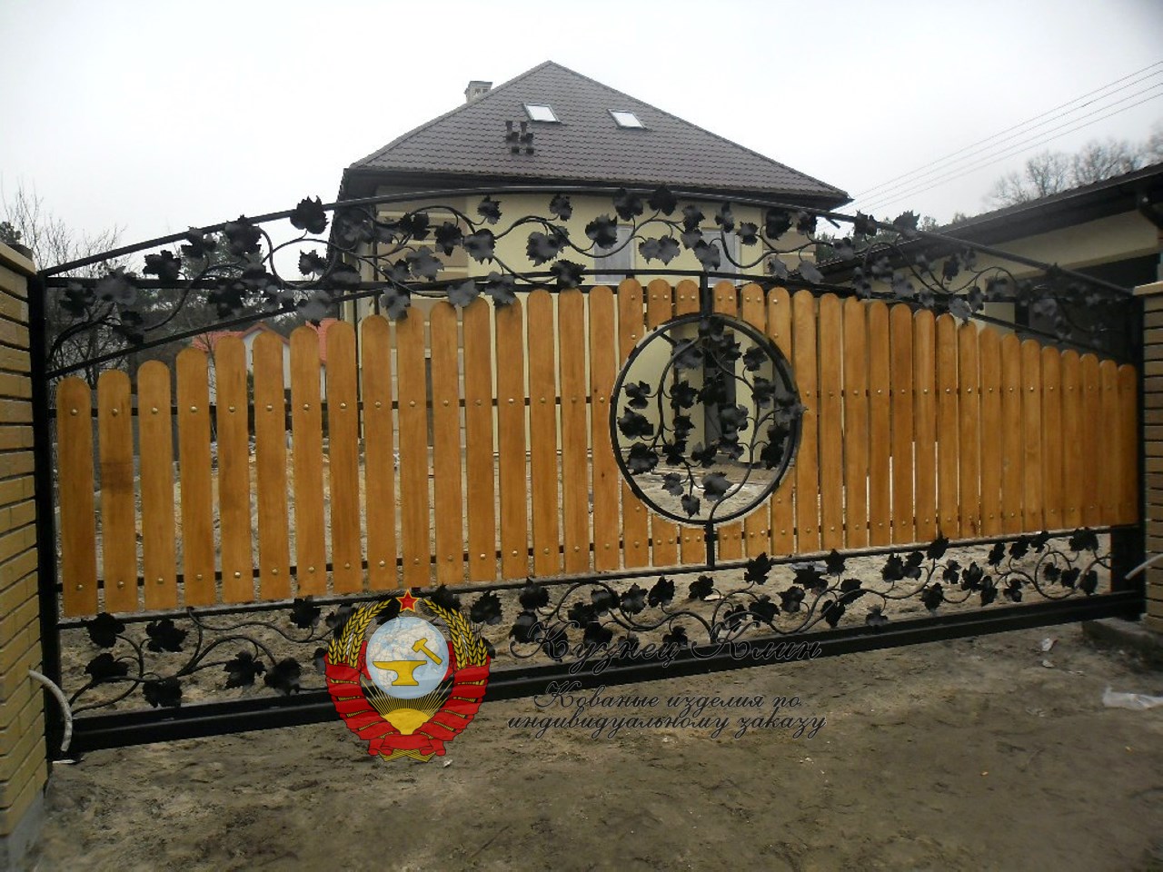 Кованые ворота откатные с лиственницей