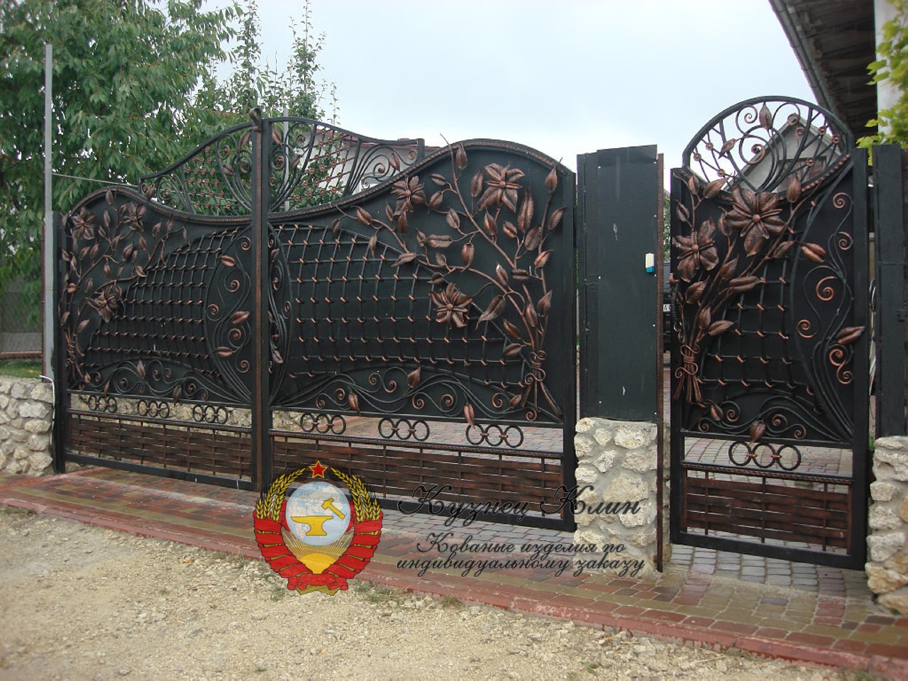 Кованые ворота с калиткой плетение