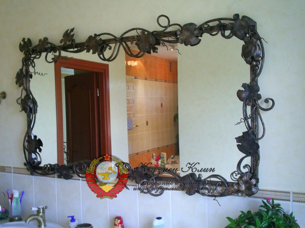 Кованое зеркало виноград