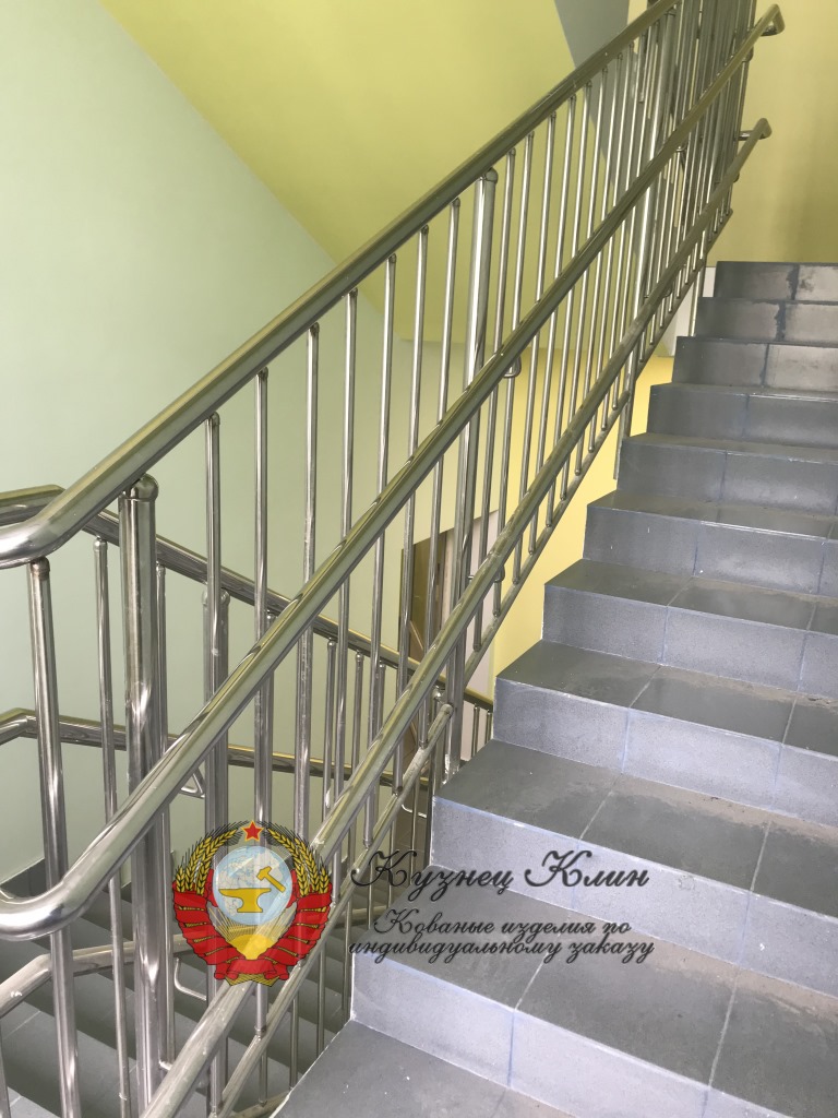 Ограждение лестницы из нержавейки с вертикальными стойками