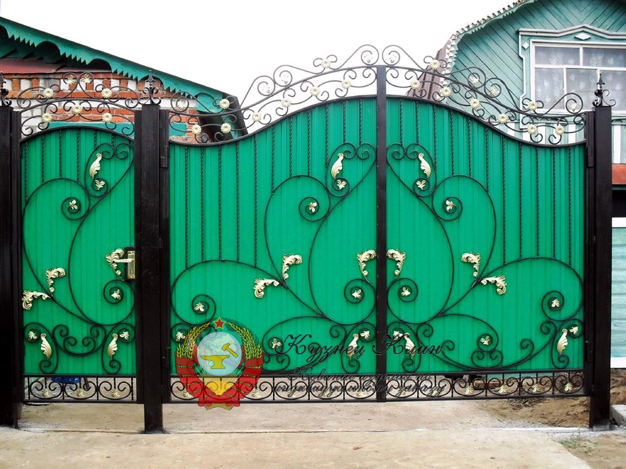 Ворота распашные с зелёным профлистом для дачного участка