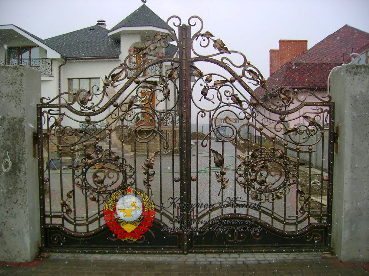 Кованые ворота в котеджном посёлке