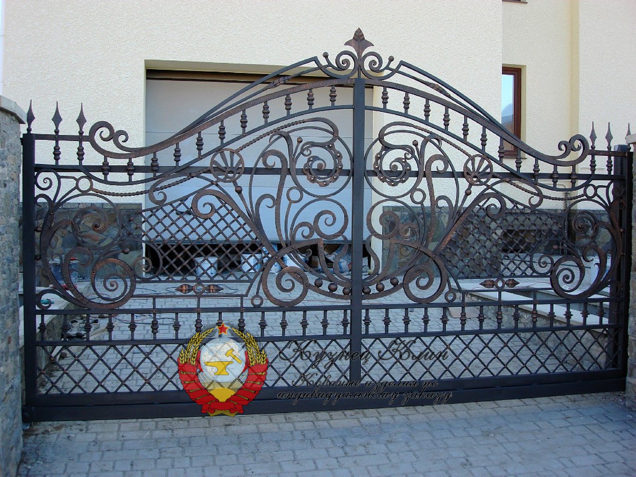 Кованые откатные ворота с рисунком из прокованой полосы