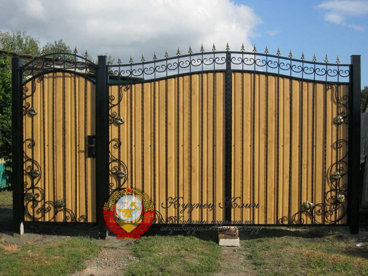 Простые кованые ворота с  коваными элементами